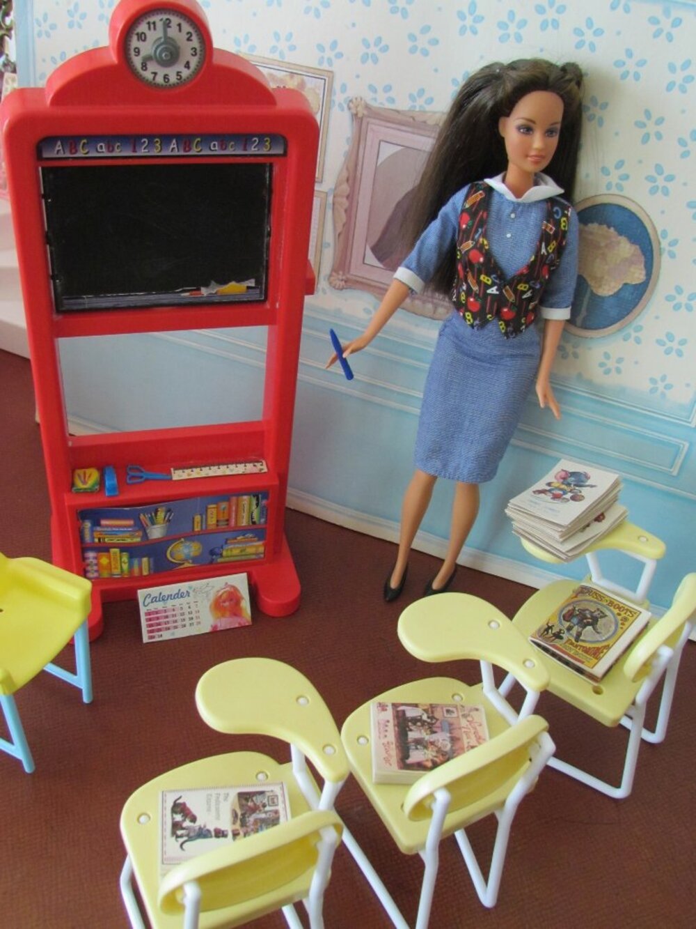 TEACHER BARBIE for KINDERGARTEN & GRADE SCHOOL w DESKS & FUN CLASSROOM ITEMS - Picture 7 of 8